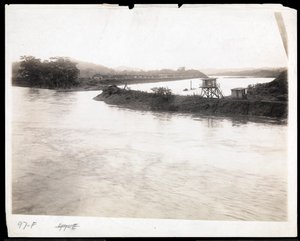 Vista del canal durante la construcción del Canal de Panamá con viviendas prefabricadas para trabajadores al fondo, 1912 o 1913